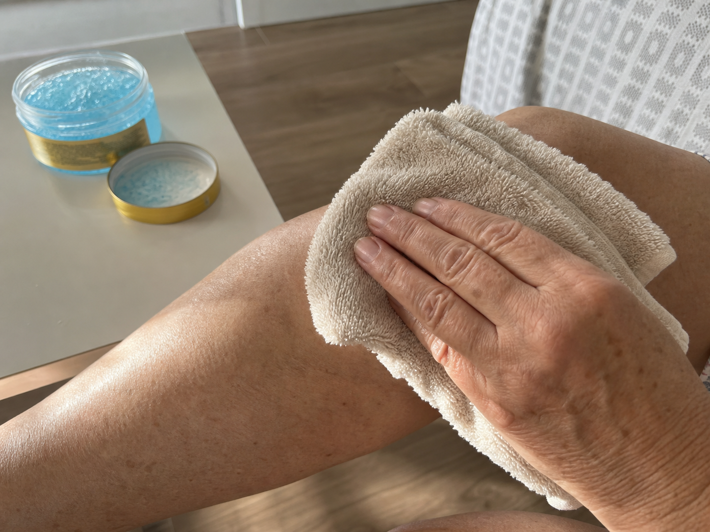 Clean and dry the skin before applying Moveno