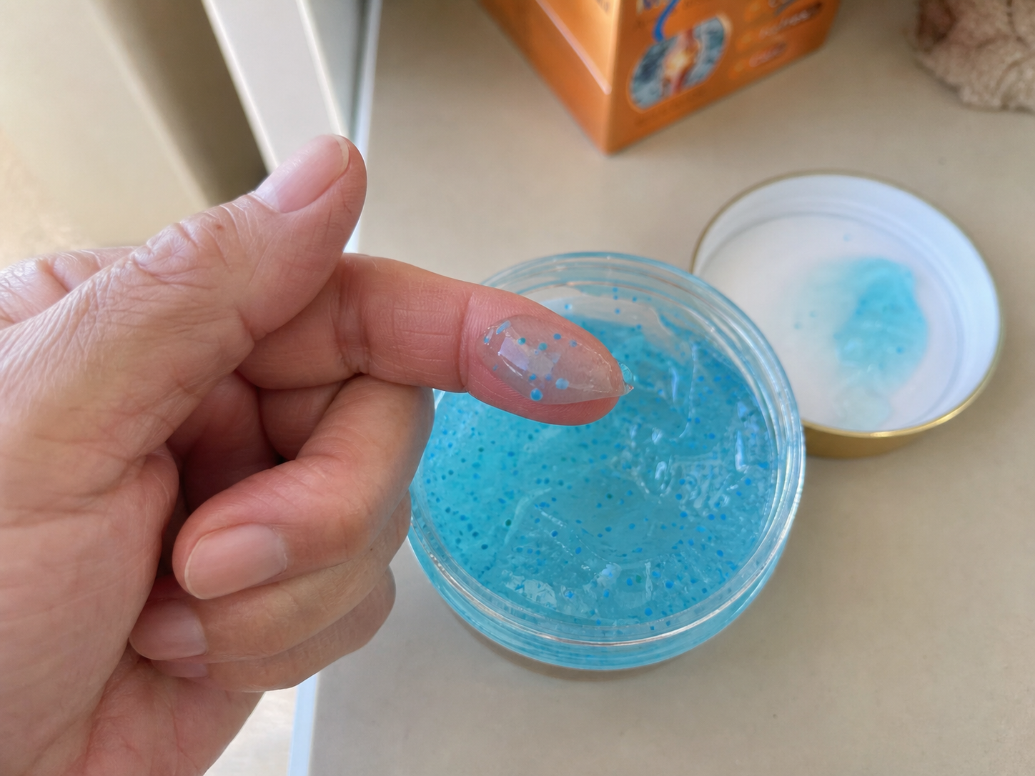 Take a small fingertip amount of Moveno gel from the jar